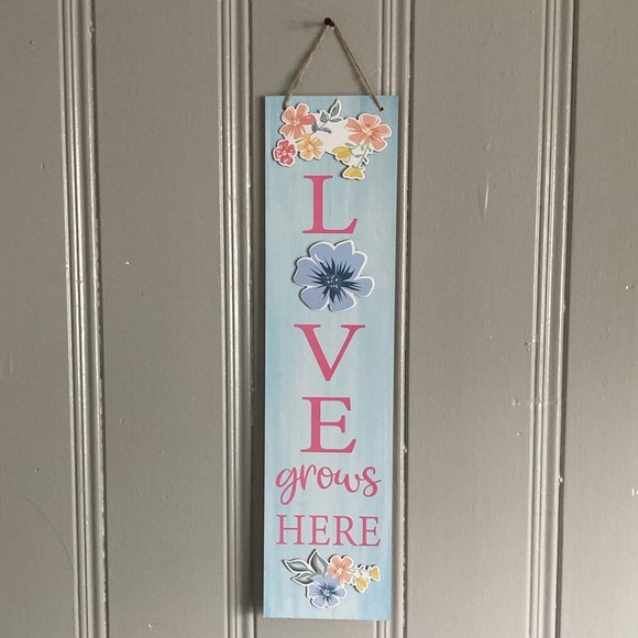 NWT Beautiful Blue & Pink Wooden- L🌸VE Grows Here- Vertical Floral Decor Sign - Picture 3 of 16